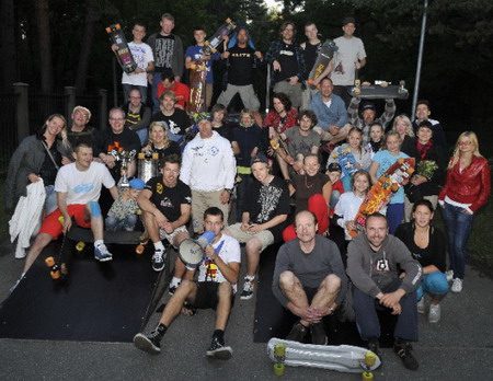 The entire racing crew after two solid days of racing!  Photo: Miks Braklins for www.skateboardinfo.lv